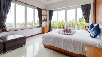 Deluxe Pool Villa with Sea View | Värdeförvaringsskåp på rummet, skrivbord och mörkläggningsgardiner
