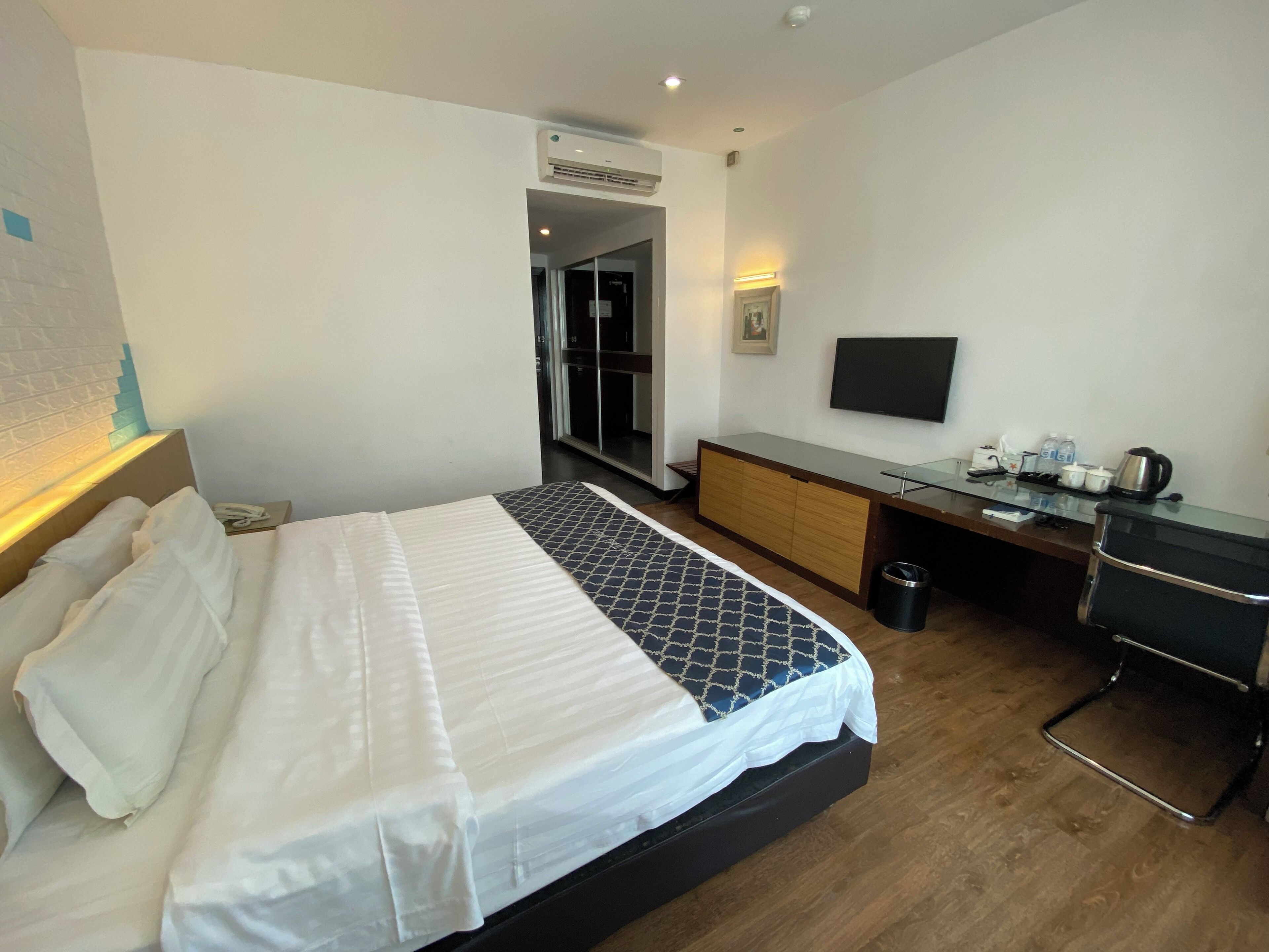 superior room | minibar, desk, iron/ironing board, free wifi