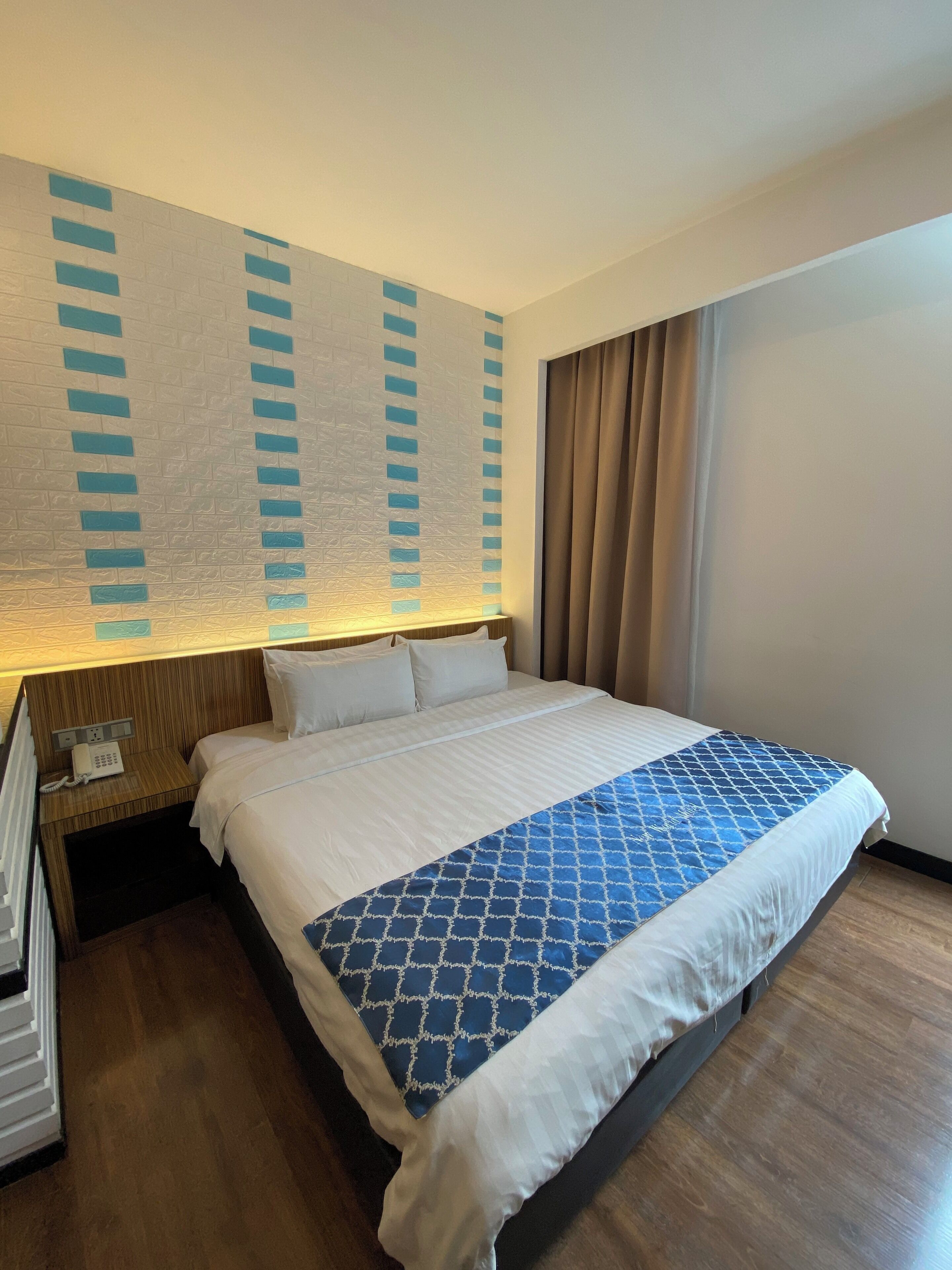 grand room | minibar, desk, iron/ironing board, free wifi