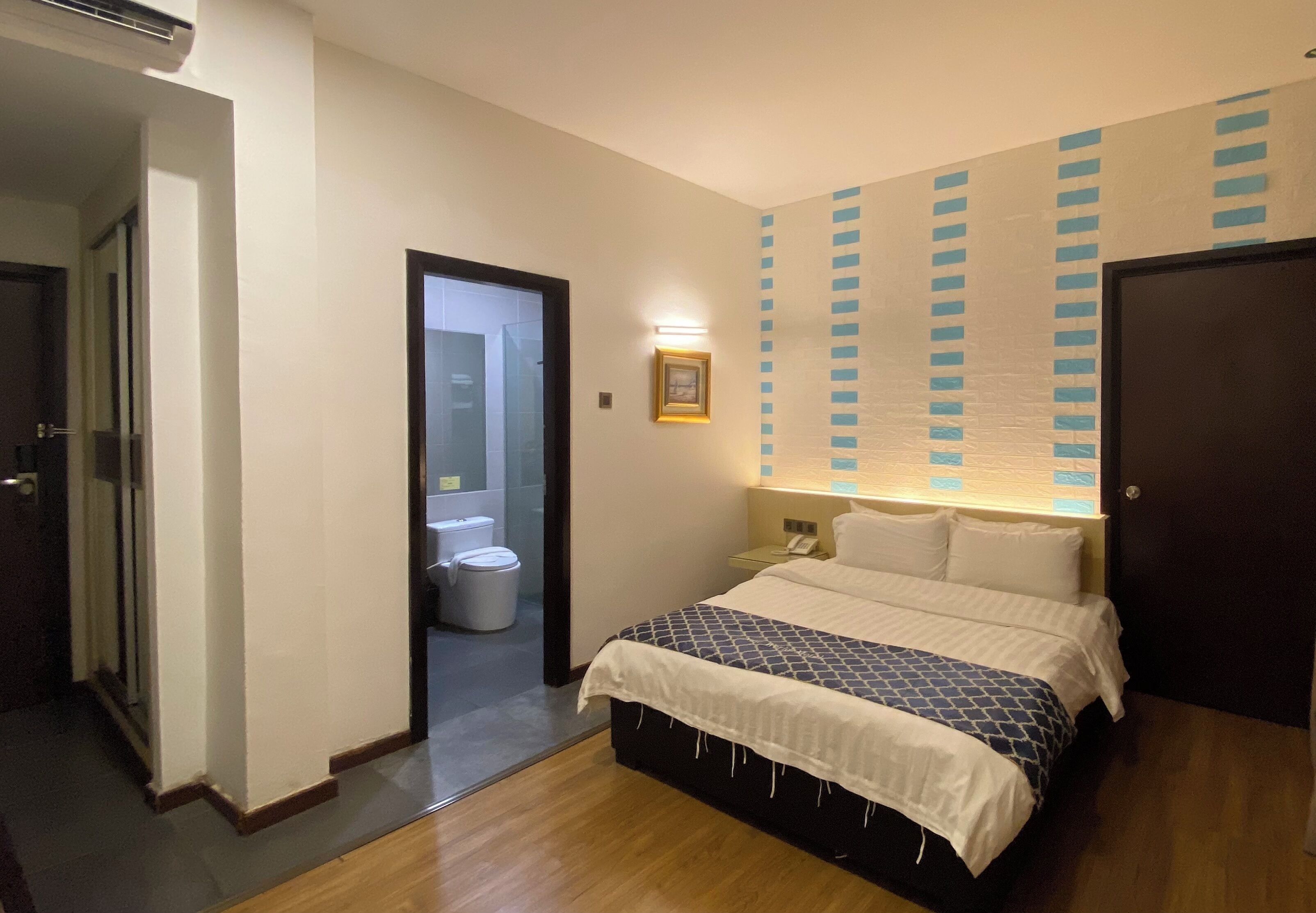 minibar, desk, iron/ironing board, free wifi