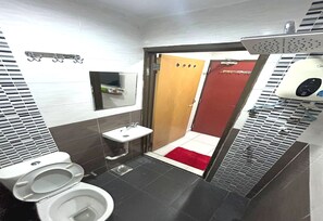 Standard Double Room | Bathroom | Shower, rainfall showerhead, bidet, towels - Hotel O Dns (Ipoh)