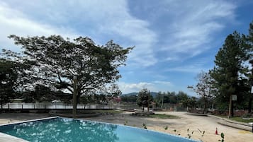 2 outdoor pools, open 8:00 AM to 7:00 PM, free pool cabanas