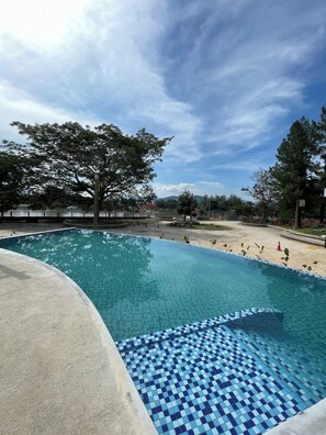 2 outdoor pools, open 8:00 AM to 7:00 PM, free pool cabanas