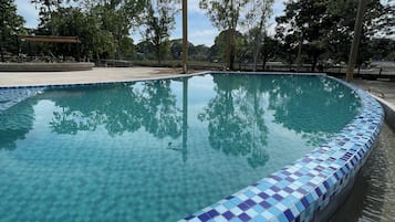 2 outdoor pools, open 8:00 AM to 7:00 PM, free pool cabanas