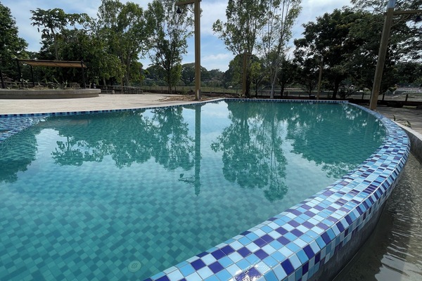 2 outdoor pools, open 8:00 AM to 7:00 PM, free cabanas