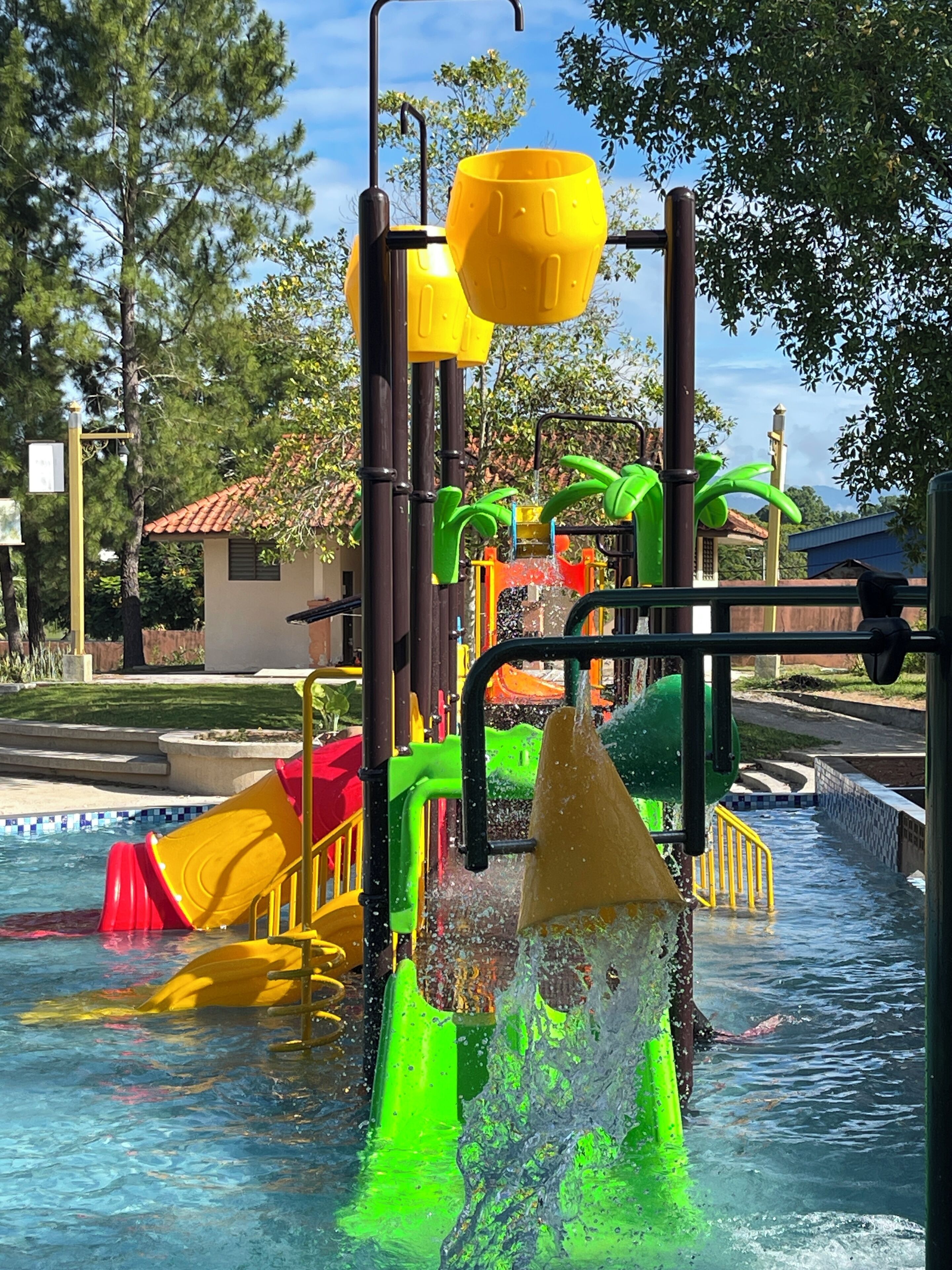 2 outdoor pools, open 8:00 am to 7:00 pm, free pool cabanas