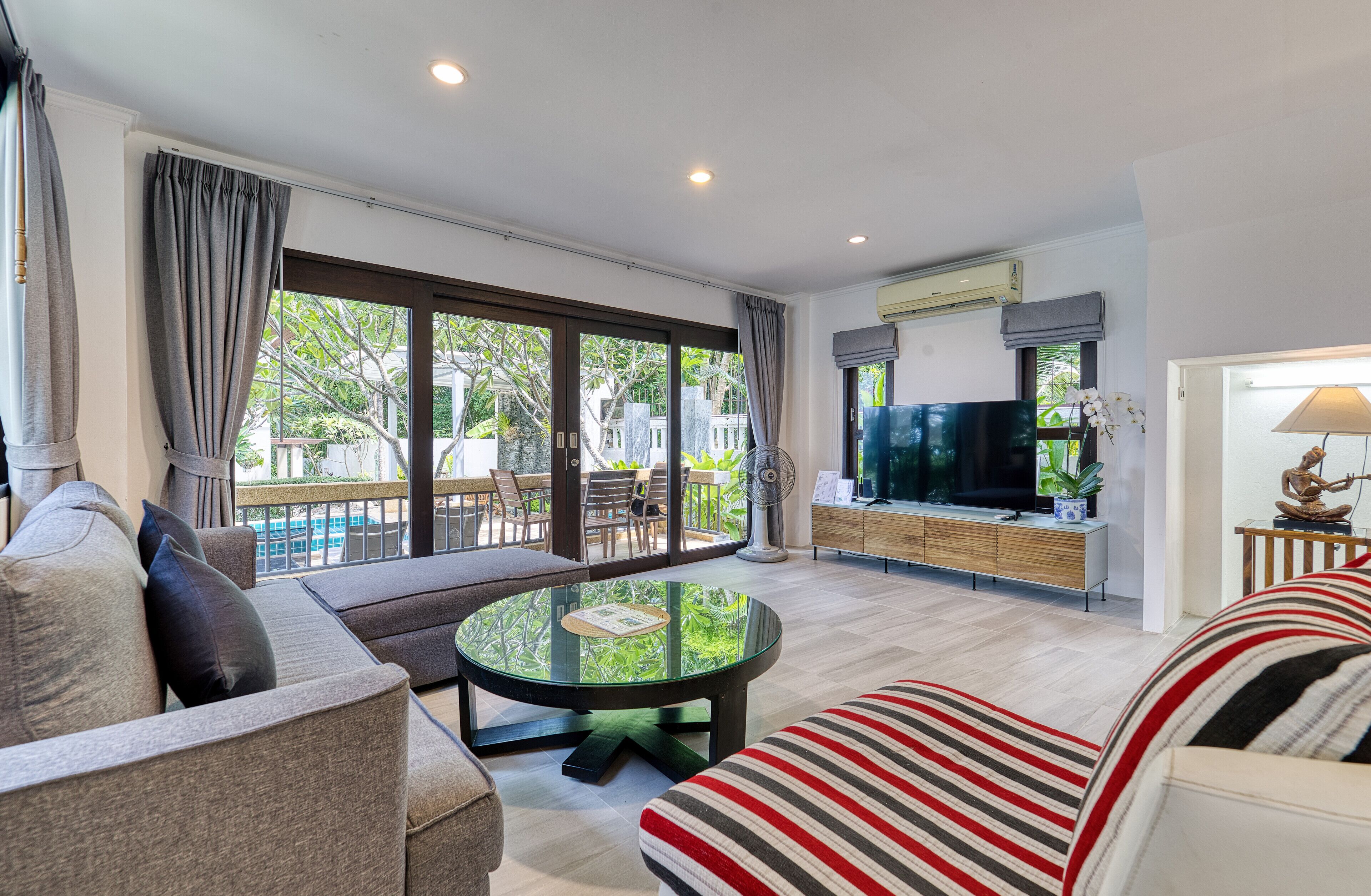 3-Bedroom Villa with Sea View |   거실 | 케이블 채널 시청이 가능한 55인치 평면 TV, TV