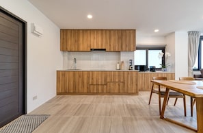 Vila standard, 2 quartos, vista para o mar | Cozinha privada | Geladeira grande, micro-ondas, cooktop, máquina de café expresso