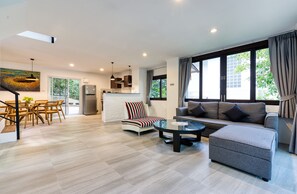 3-Bedroom Villa with Sea View | Wohnzimmer | 55-Zoll-Flachbildfernseher mit Kabelempfang, Fernseher