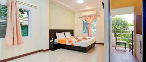 Ground Floor Studio Apartment | In-room safe, desk, rollaway beds, free WiFi