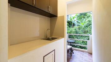 Kamar Keluarga | Dapur kecil pribadi | Lemari es, microwave (berdasarkan permintaan), kompor, dan ketel listrik