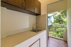 Studio Apartment with King Bed  | Private kitchenette | Fridge, microwave, stovetop, electric kettle