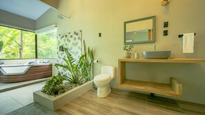 Villa Jade | Baño | Ducha, artículos de higiene personal gratuitos y secador de pelo