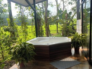 Villa Ambar | Private spa tub - Eden Organic Farm & Bungalows (La Fortuna)