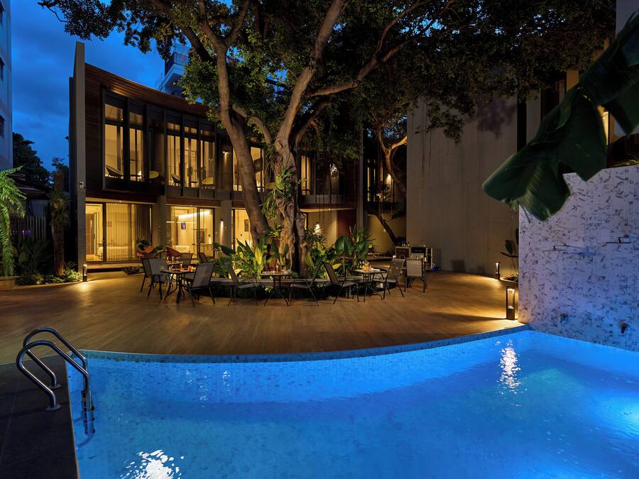 Un edificio moderno con piscina y zona de estar al aire libre.