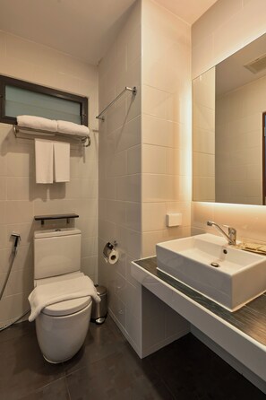 Standard Double Room | Bathroom | Shower, rainfall showerhead, free toiletries, hair dryer - Red Door (Bangkok)