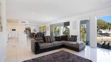 House, 5 Bedrooms, Non Smoking | Living area | Flat-screen TV