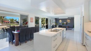 Maison, 5 chambres, non-fumeurs | Restauration dans la chambre