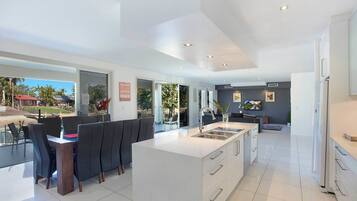 House, 5 Bedrooms, Non Smoking | In-room dining