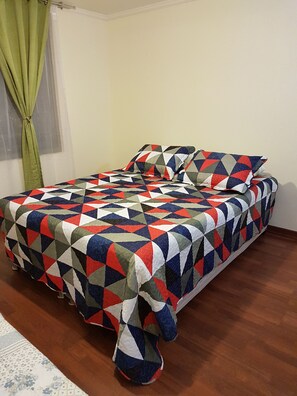 Apartamento clássico, 1 cama de casal e sofá-cama, para fumantes, banheiro privativo | Wi-Fi de cortesia, roupa de cama