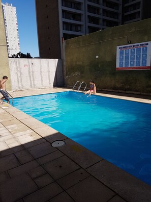 Kauden mukainen ulkouima-allas