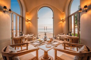 2 restaurants; breakfast, lunch, and dinner served