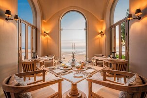 2 restaurantes; se sirve desayuno, almuerzo y cena