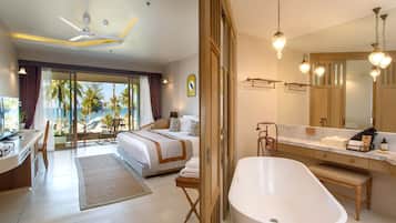 Seaside Grand Deluxe | Badrum | Badkar och dusch, djupt badkar, regndusch och gratis toalettartiklar