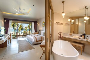 Seaside Grand Deluxe | 浴室 | 独立的浴缸和淋浴、深泡浴缸、大花洒淋浴喷头、免费洗浴用品