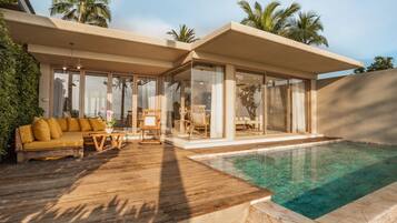 Beachfront Pool Villa | Literie de qualité supérieure, minibar, coffres-forts dans les chambres