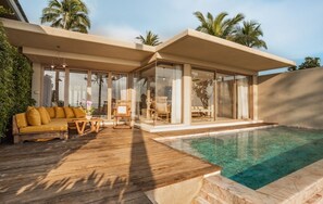 Beachfront Pool Villa | Bộ đồ giường cao cấp, minibar, két bảo mật tại phòng, bàn 