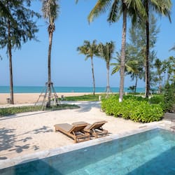Beachfront Pool Villa | 1 bilik tidur, peralatan tempat tidur premium, bar mini