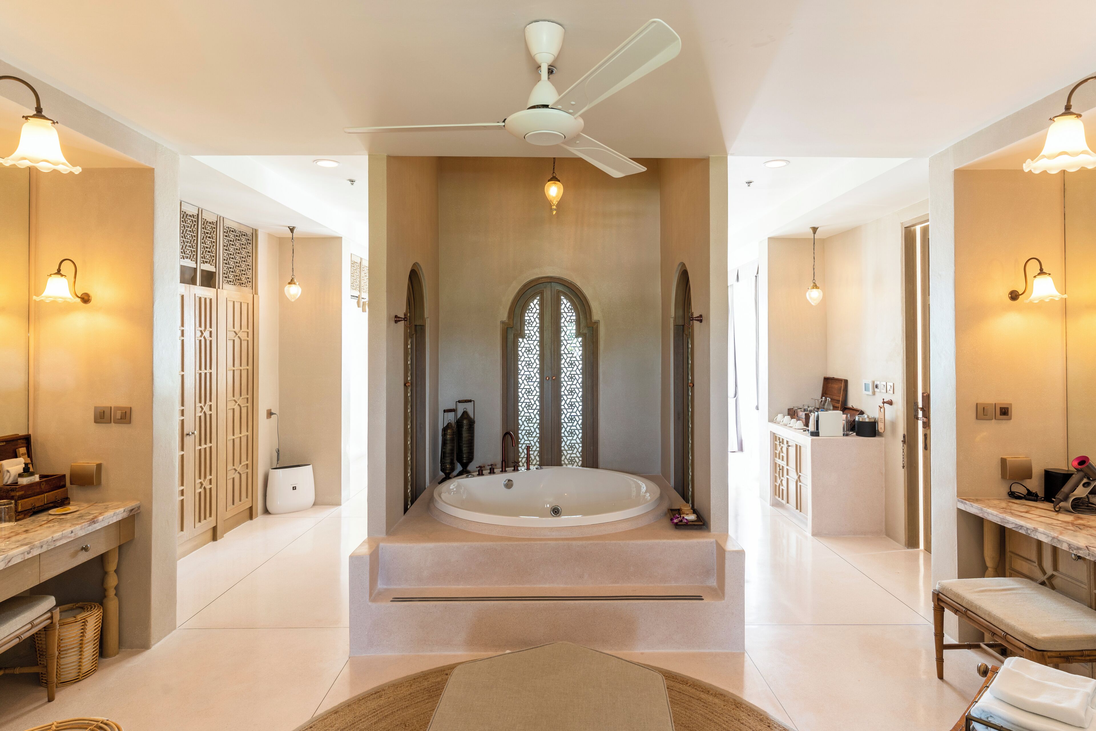 Devasom Sky Villa Two-Bedroom Pool Penthouse (Free roundtrip airport transfer) | Badkamer | Een aparte badkuip en douche, een diep bad, een regendouche