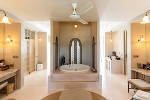 Devasom Sky Villa Two-Bedroom Pool Penthouse (Free roundtrip airport transfer) | ห้องน้ำ | อ่างอาบน้ำและฝักบัวแยกจากกัน, อ่างอาบน้ำแบบแช่ตัว, เรนชาวเวอร์
