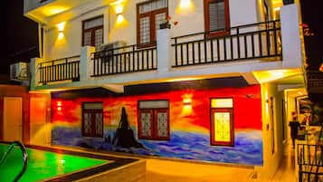 Una piscina al aire libre, camas de piscina gratis, sombrillas
