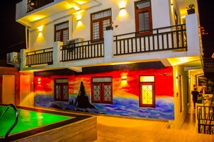 Outdoor pool, free cabanas, pool umbrellas