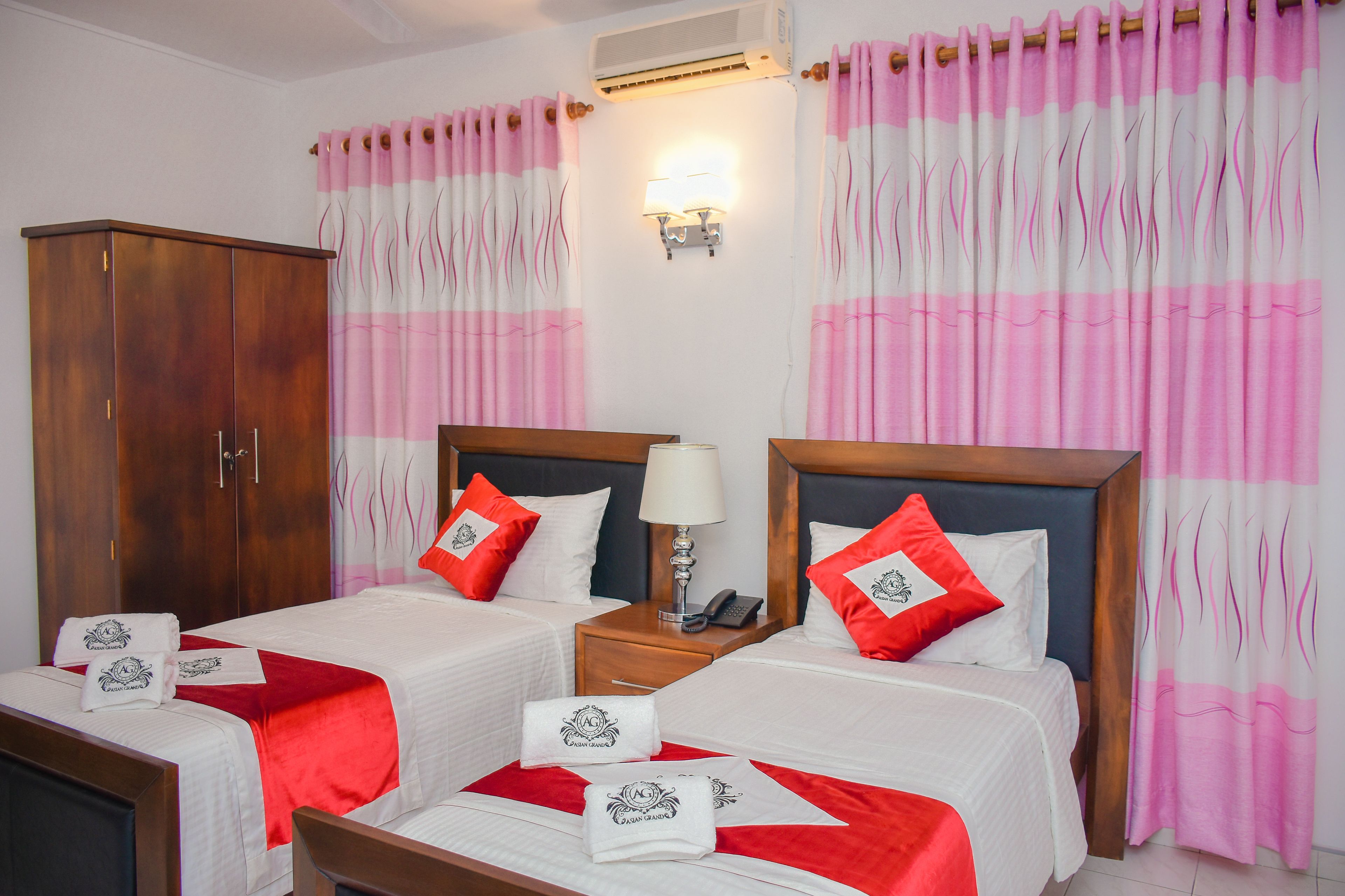 egyptian cotton sheets, premium bedding, in-room safe