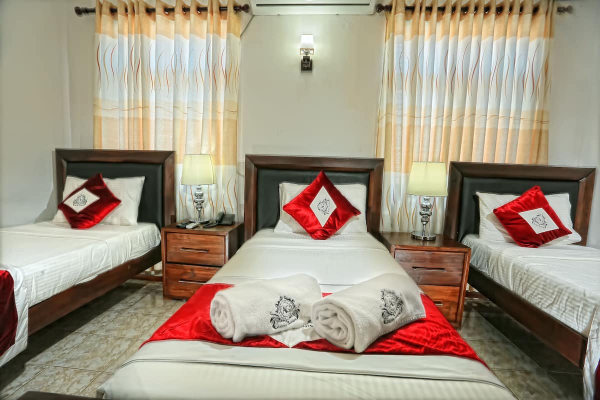 Deluxe-Dreibettzimmer | Bettwäsche aus ägyptischer Baumwolle, hochwertige Bettwaren, Zimmersafe