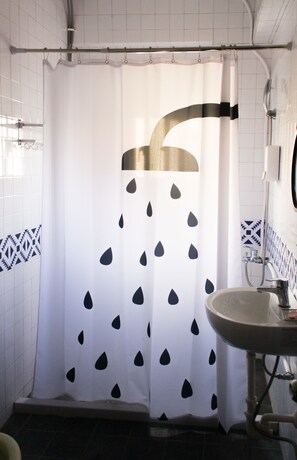 Comfort Shared Dormitory, Mixed Dorm, Non Smoking | Bathroom shower - Gather - Hostel (Tainan)