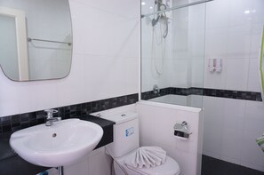 Standard Double Room with Balcony | Bathroom | Shower, free toiletries, towels - Angelina Guesthouse (Patong)