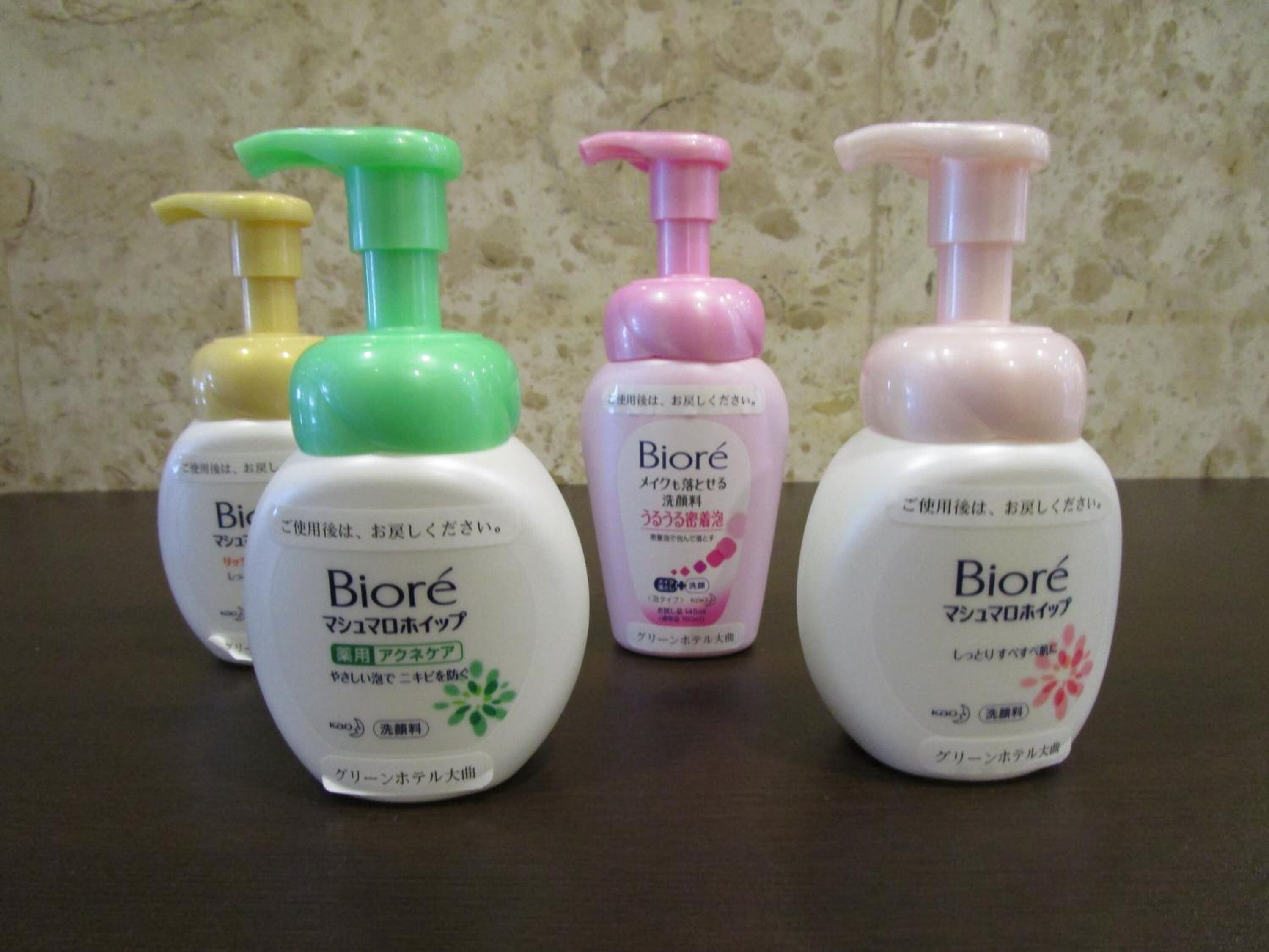 combined shower/bathtub, free toiletries, hair dryer, slippers