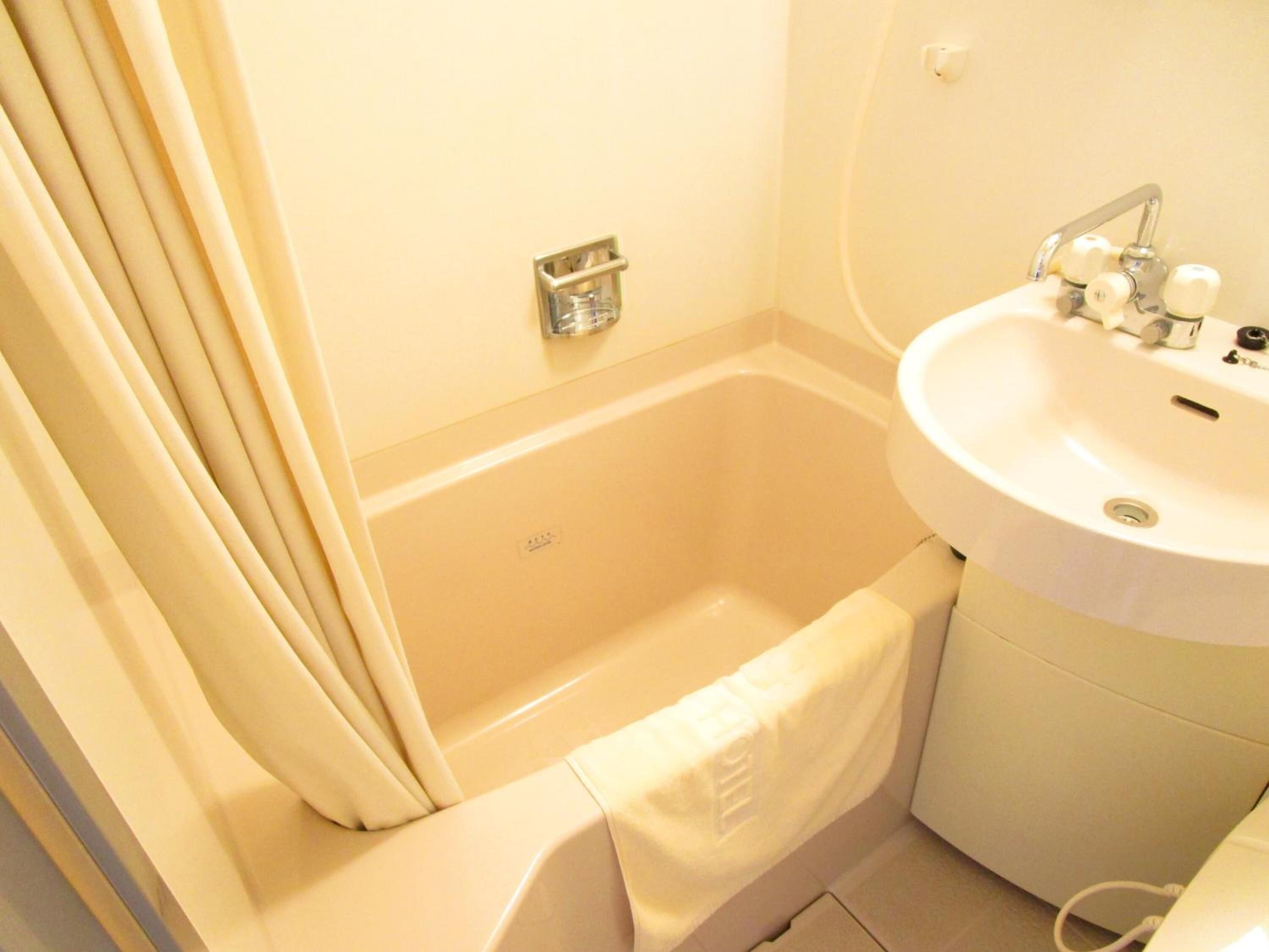 combined shower/bathtub, free toiletries, hair dryer, slippers