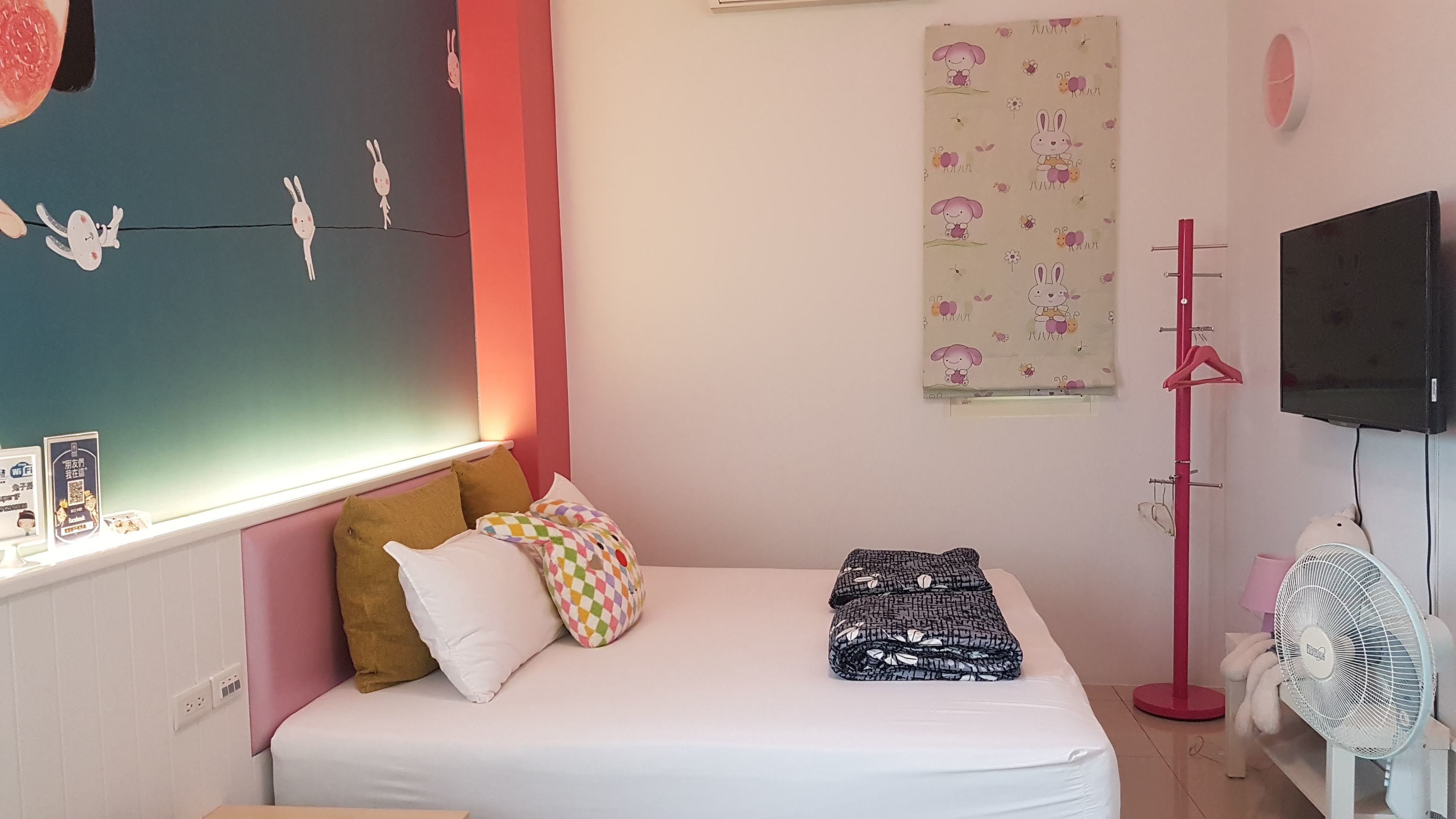 Elite Double Room, 1 Queen Bed, Accessible, Non Smoking | Individually decorated, individually furnished, desk, laptop workspace