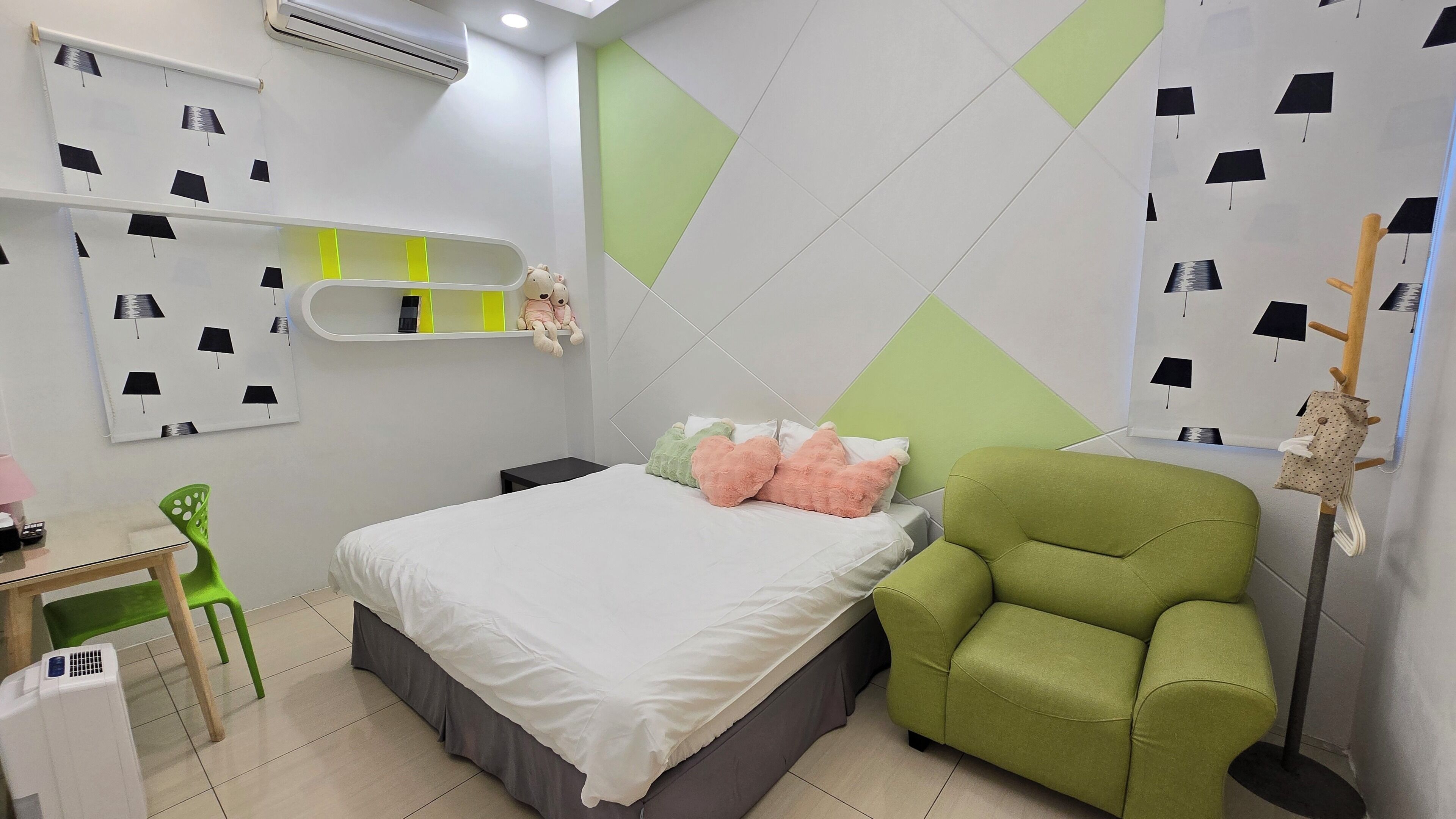 Basic Double Room, 1 Queen Bed, Accessible, Non Smoking | Individually decorated, individually furnished, desk, laptop workspace