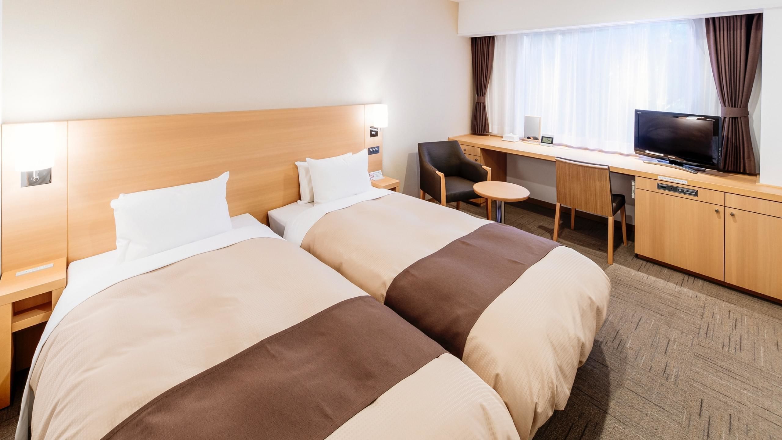 ห้องทวิน, สูบบุหรี่ได้ (Hollywood) | โต๊ะทำงาน, พื้นที่ทำงานแบบใช้แล็ปท็อป, ผ้าม่านกันแสง, เตารีด/โต๊ะรีดผ้า