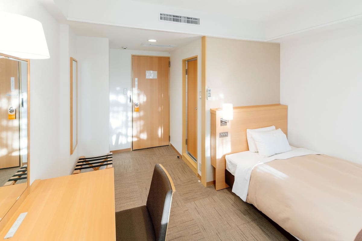 combined shower/bathtub, deep-soaking bathtub, free toiletries