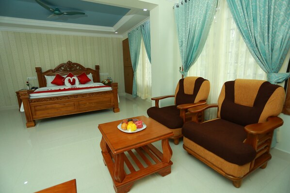 Grand dubbelrum - utsikt mot staden | Sängtillbehör av högsta kvalitet, unika möbler och skrivbord