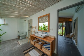Ducha, artículos de tocador gratuitos, secador de pelo, toallas