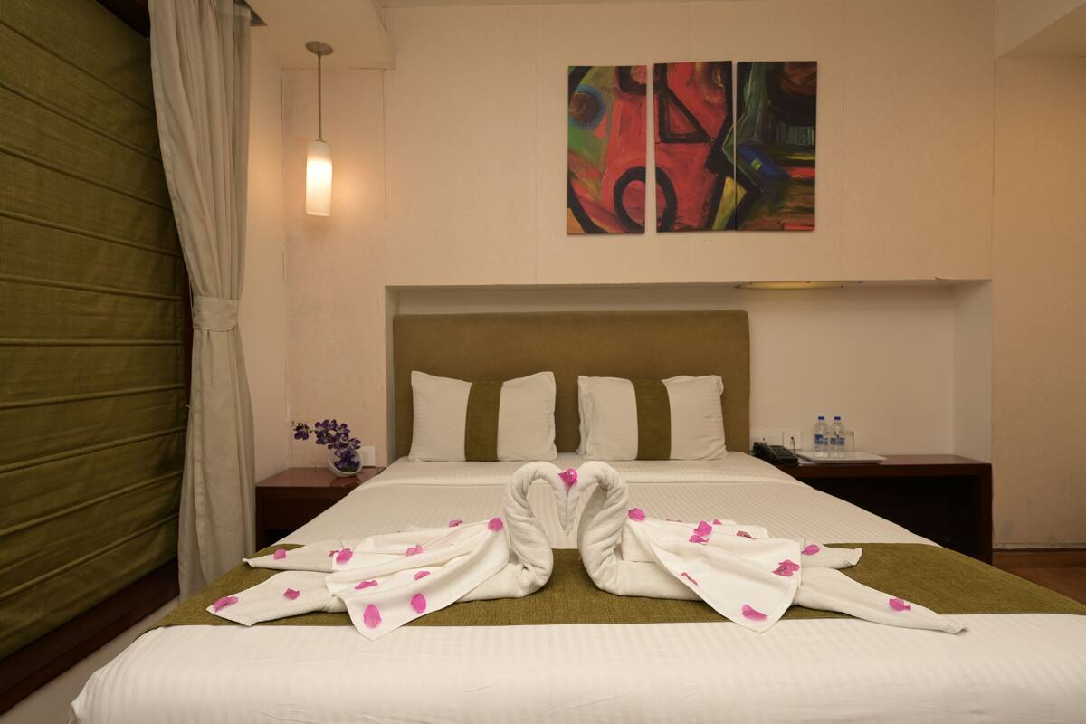 Premium kamer, 1 twee- of 2 eenpersoonsbedden, 1 twijfelaar, toegankelijk voor mindervaliden | 1 slaapkamer, een minibar, een kluis op de kamer, een bureau