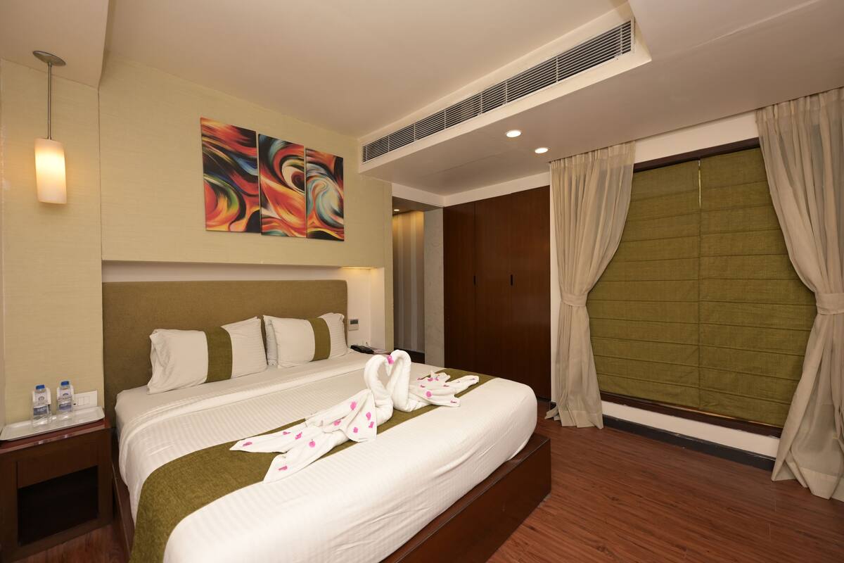 Deluxe suite, 1 kingsize bed, niet-roken | 1 slaapkamer, een minibar, een kluis op de kamer, een bureau